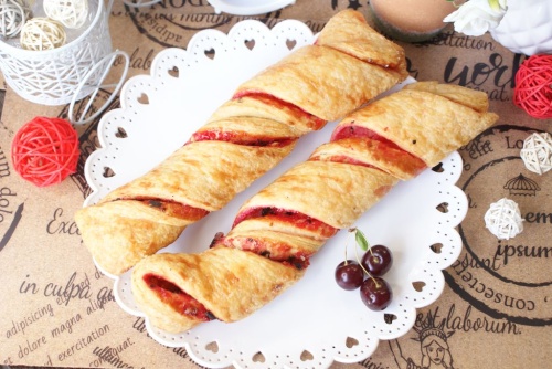 Косичка с вишней, шоколадом и грецким орехом  (110 г)