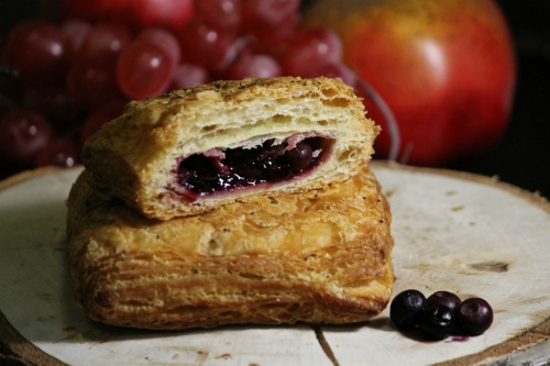 Слойка с черникой  (90 г)