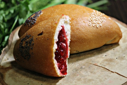Пирожок с брусникой  (100 г)