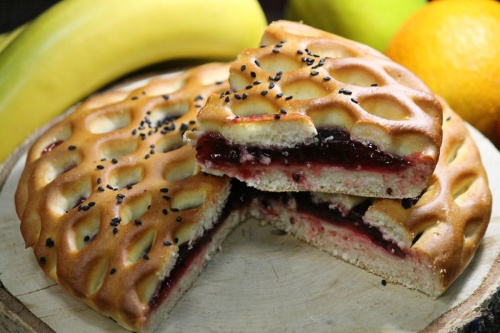 Пирог с брусникой и яблоком  (920 г)