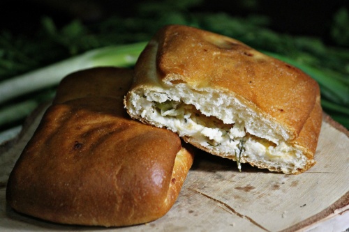 Конверт сдобный с сыром и зеленью  (150 г)