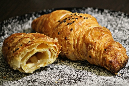 Круассан с яблоком (90 г)