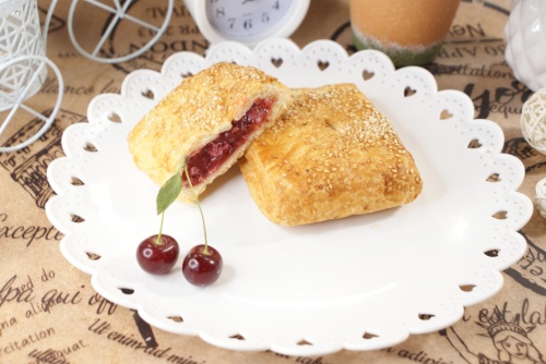 Слойка с вишней  (90 г)